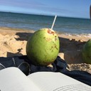 na praia